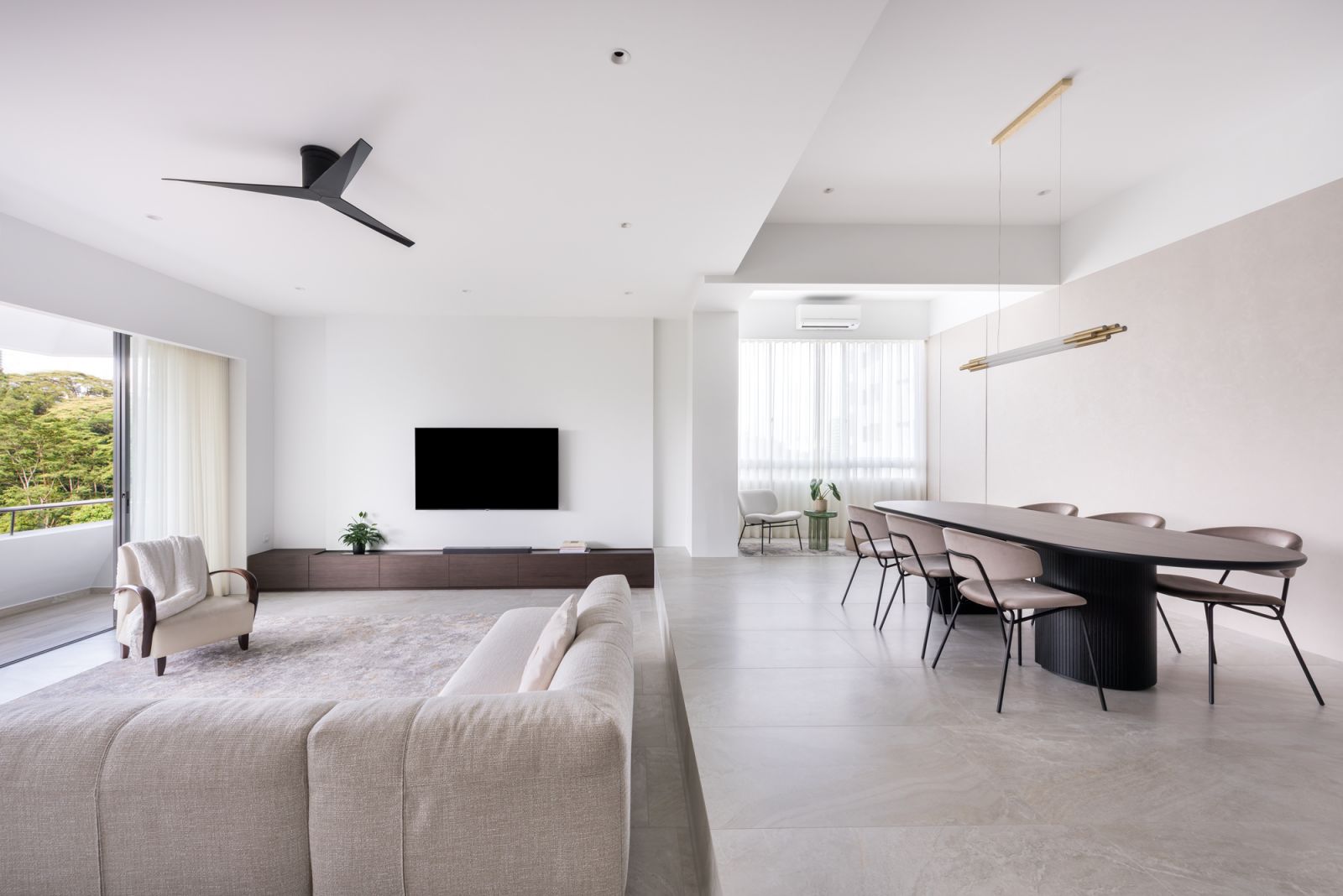 The bright and airy common areas in the Bukit Timah condominium apartment by Artistroom